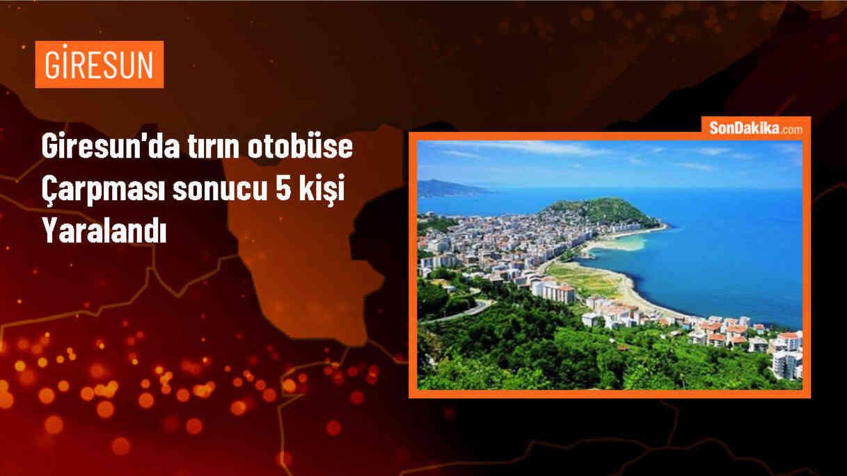 Giresun\'da tırın otobüse çarpması sonucu 5 kişi yaralandı