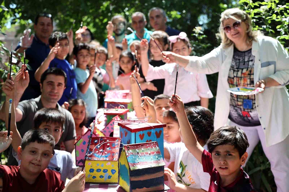 Elazığ İlkokulu Öğrencileri Sokak Hayvanları ve Kuşlar İçin Yuvalar Yaptı