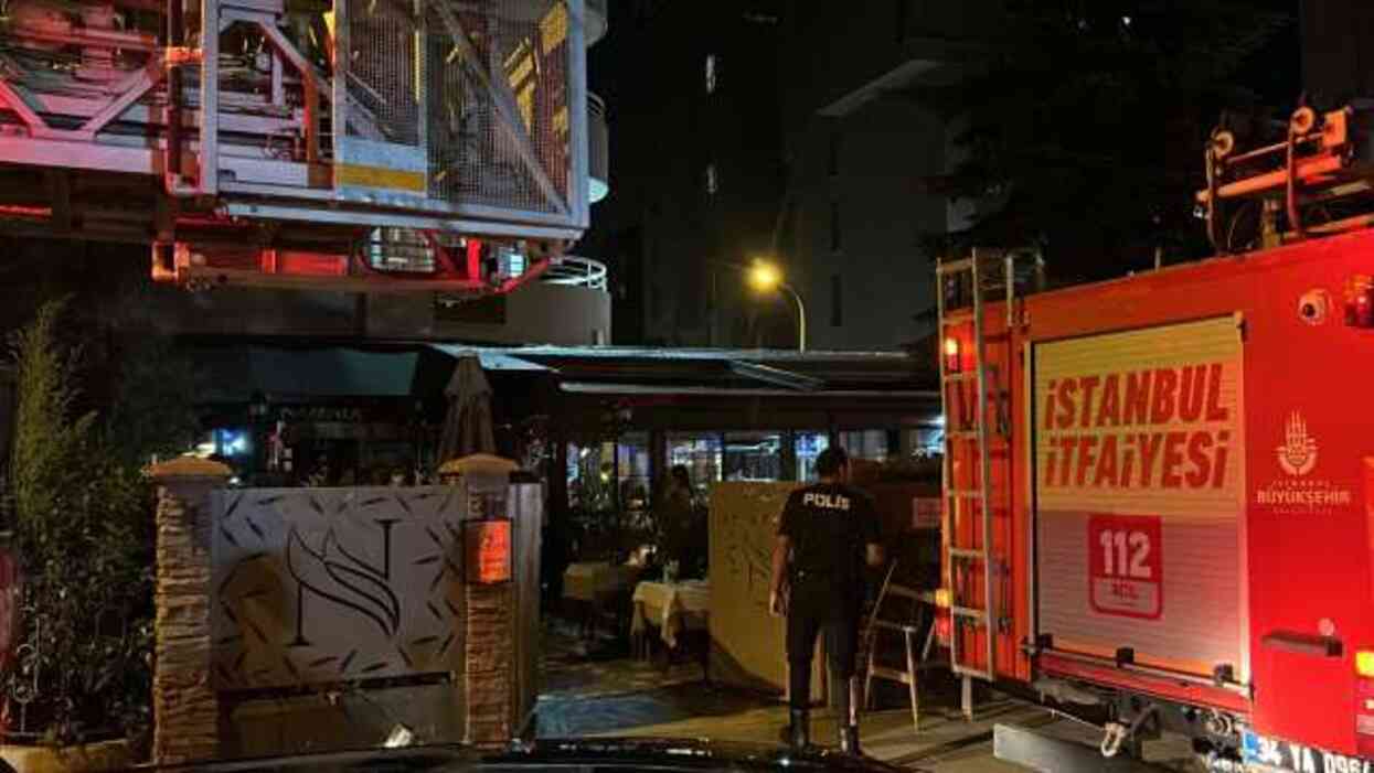 Kadıköy'de restoranın asma tavanı çöktü, müşteriler yaralandı Kadıköy'de restoranın asma tavanı çöktü, müşteriler yaralandı
