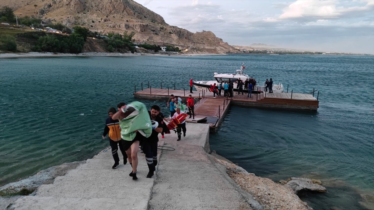 Van Gölü\'nde sürüklenen 4 kişi Sahil Güvenlik tarafından kurtarıldı