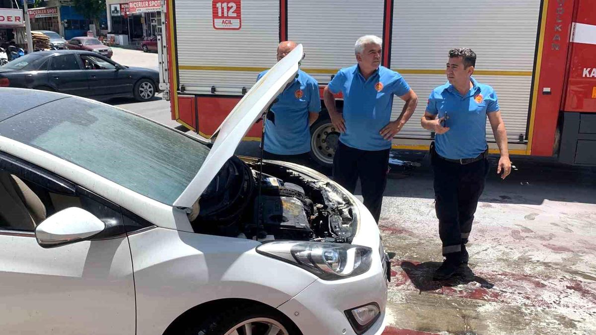 Karaman\'da seyir halindeki otomobilde çıkan yangın vatandaşlar tarafından söndürüldü