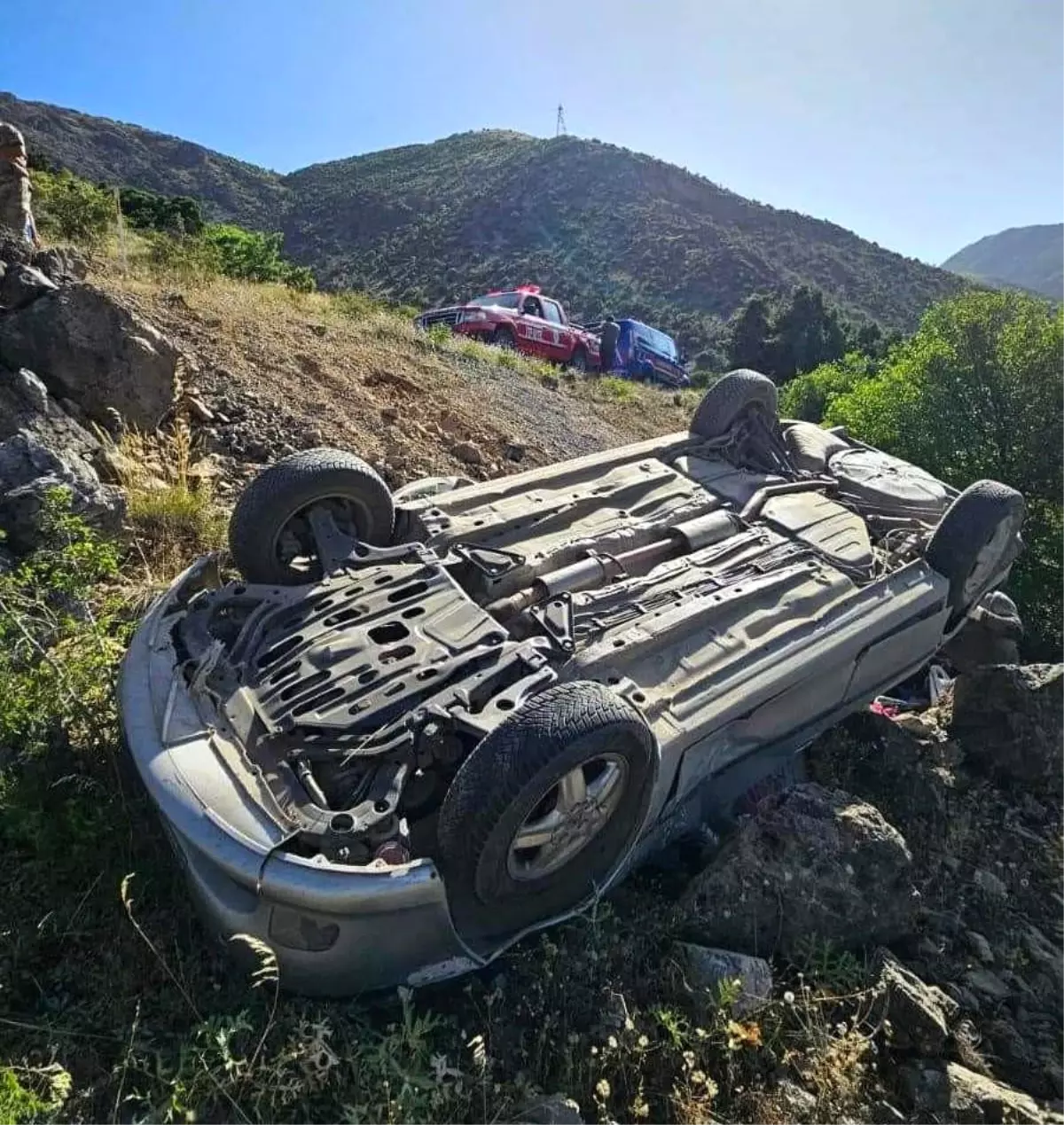 Erzincan\'ın Kemaliye ilçesinde otomobil şarampole uçtu, sürücü yaralandı