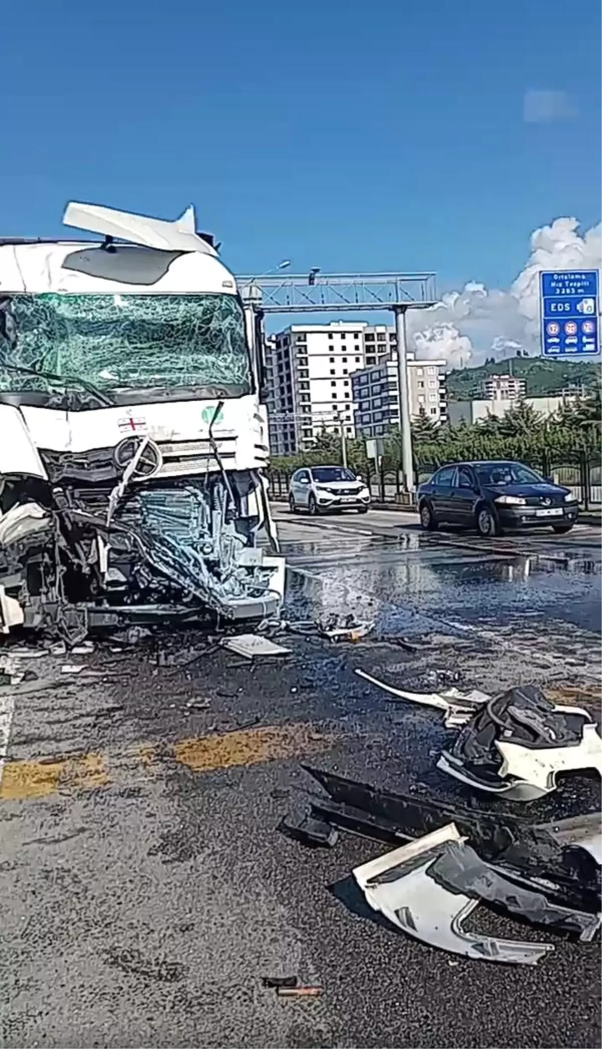 Giresun\'da Tır, Yolcu Otobüsüne Çarptı: 5 Yaralı