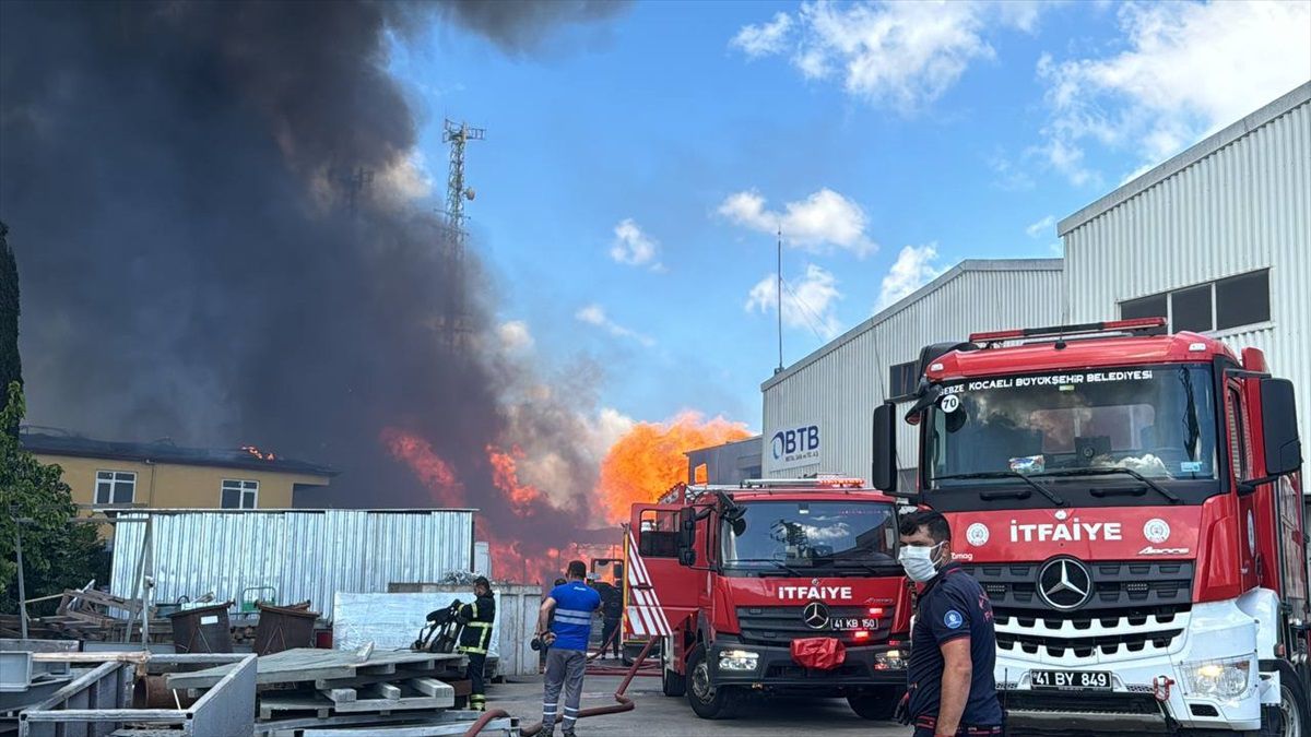 Kocaeli Gebze\'deki Boya Fabrikasında Çıkan Yangın Kontrol Altına Alındı