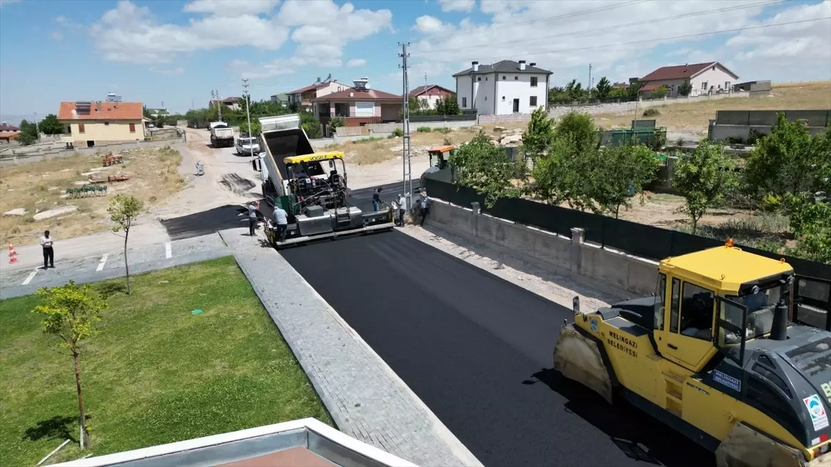 Melikgazi Belediyesi Gürpınar Mahallesi\'nde Asfalt Çalışması Gerçekleştirdi