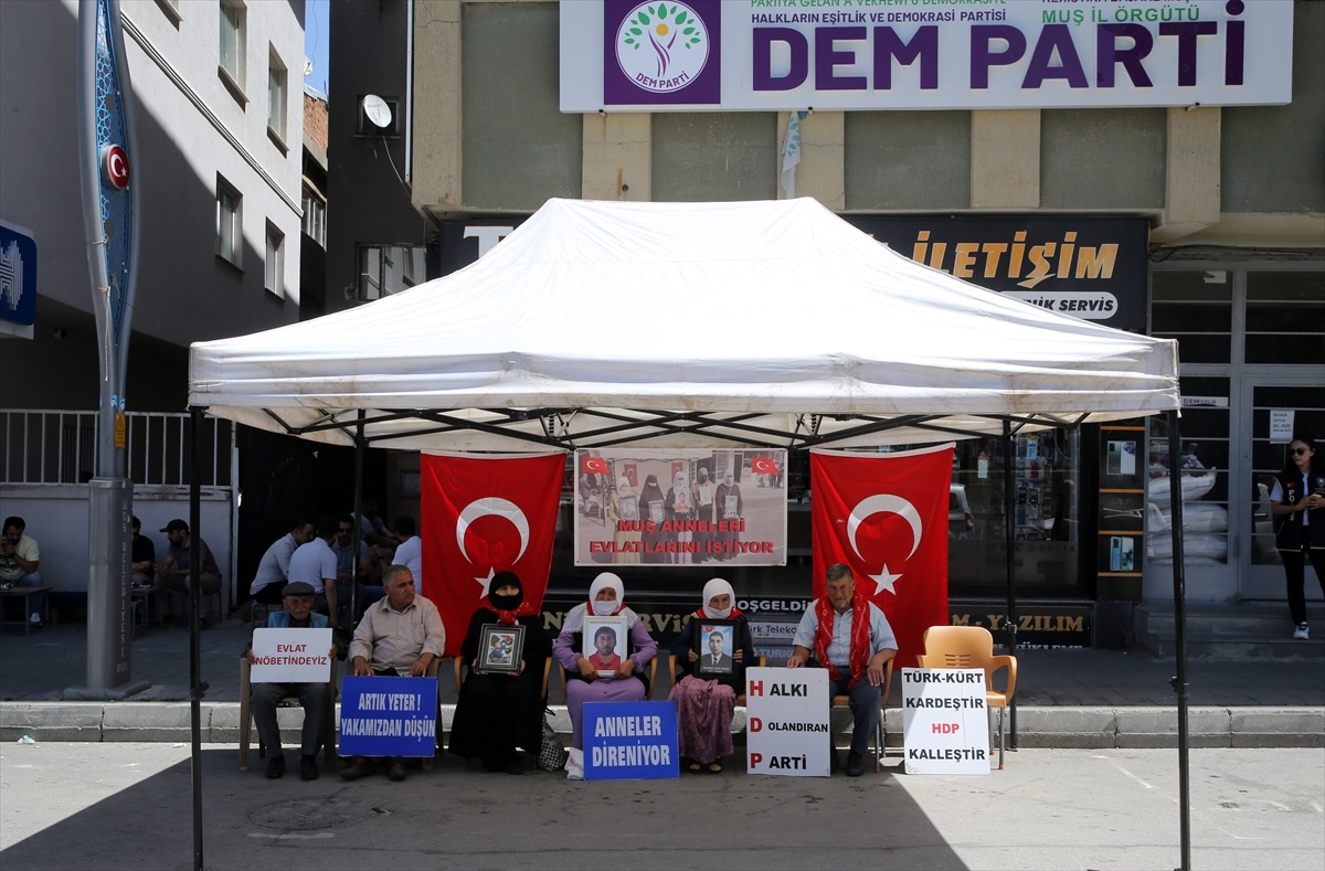 Muş\'ta çocuklarını dağa kaçırılan aileler DEM Parti il başkanlığı binası önünde eylemlerine devam ediyor
