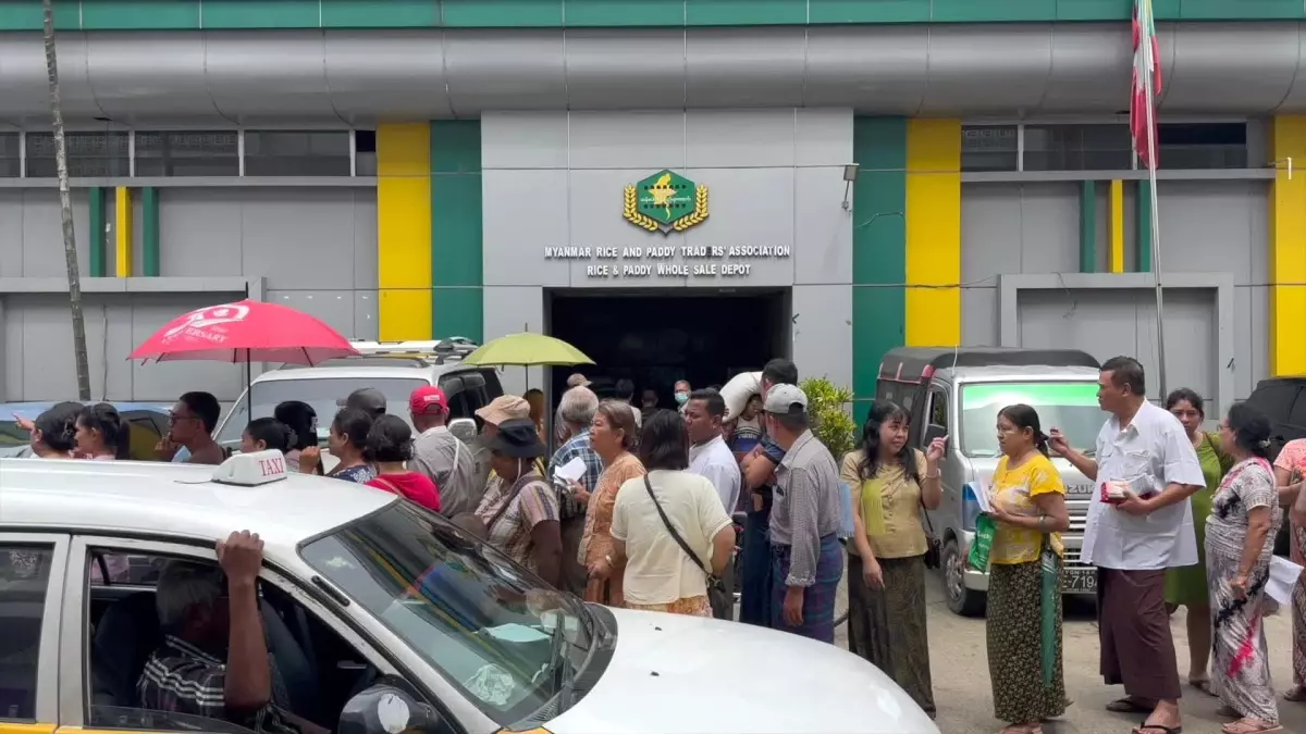 Yangon\'da Pirinç ve Çeltik Toptan Satış Deposunda İndirimli Satışlar