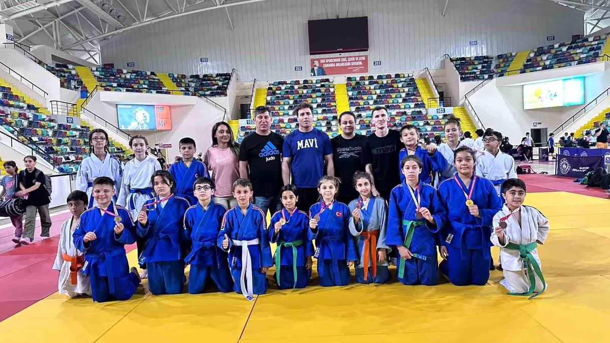 Osmangazi Belediyesporlu judocular madalyaları topladı