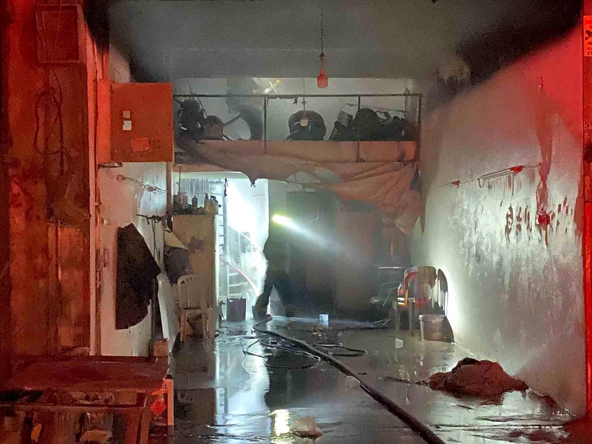 Antalya\'da Sanayide Oto Boyacısında Yangın