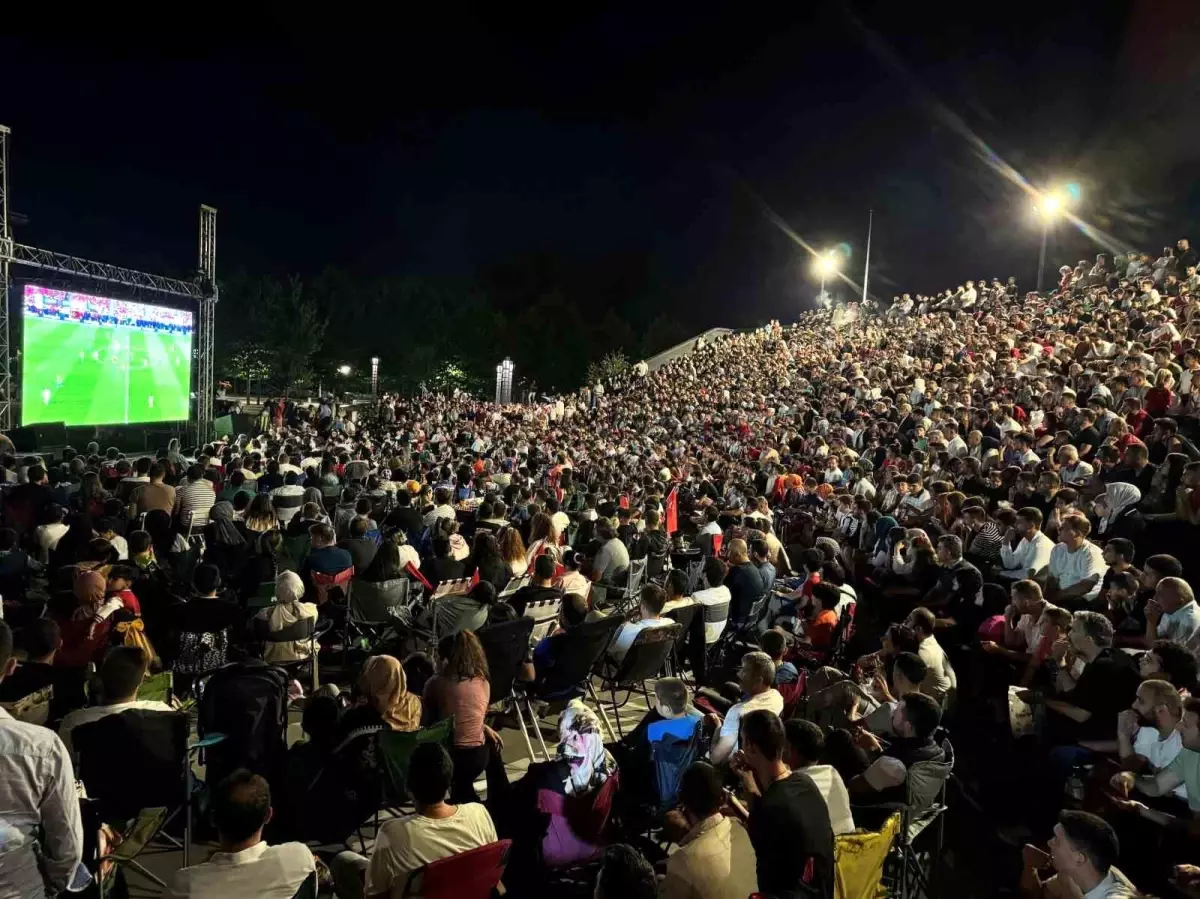 Sakaryalılar Milli Maçı Dev Ekranda İzledi