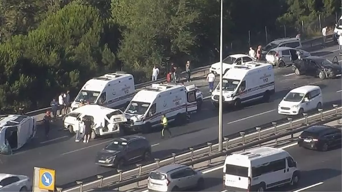 TEM Otoyolu\'nda zincirleme kaza: 15 araç birbirine girdi, 7 kişi yaralandı