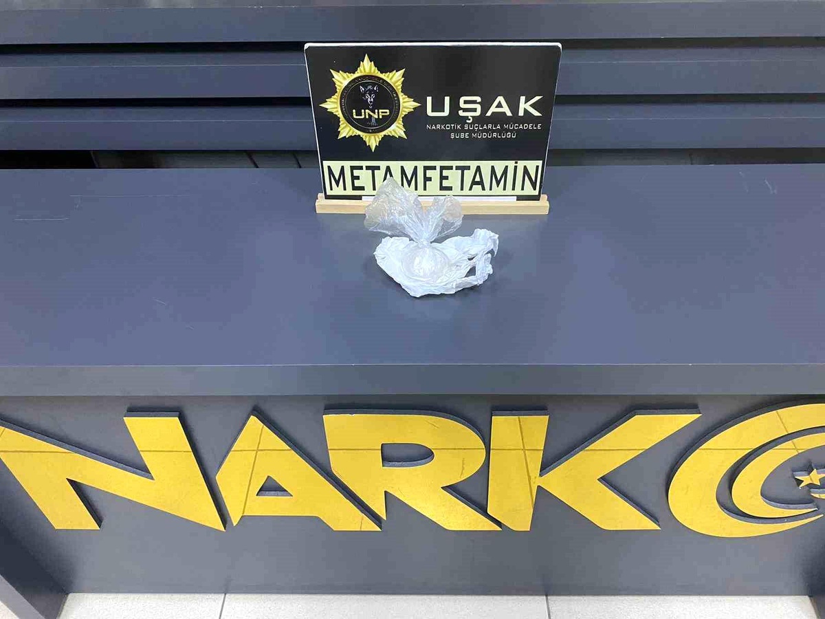 Uşak\'ta Otomobilden Metamfetamin ve Ruhsatsız Tabanca Ele Geçirildi