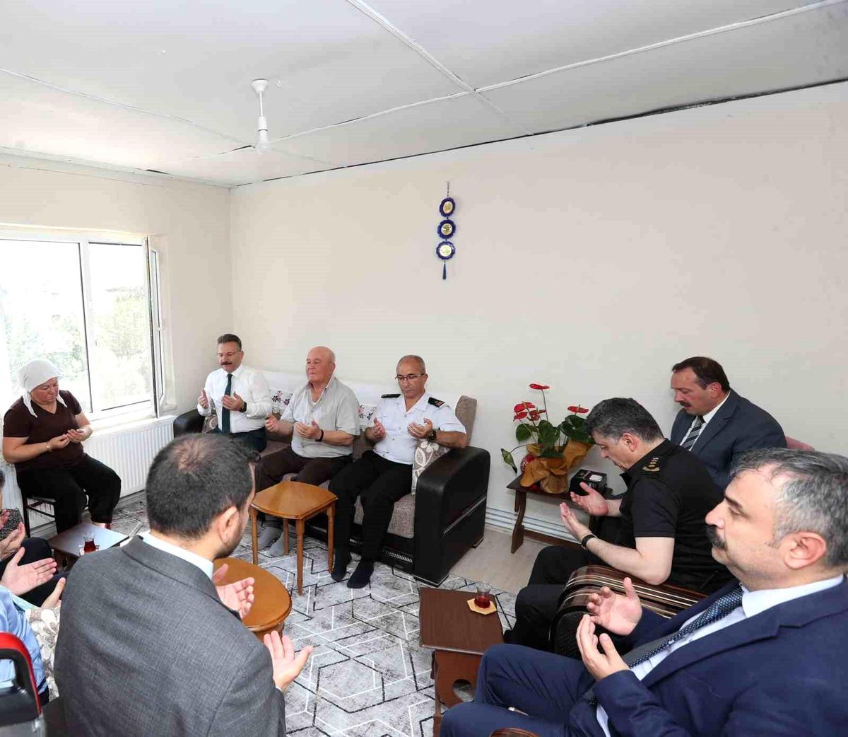 Eskişehir Valisi Hüseyin Aksoy, Şehit Jandarma Komando Çavuş Nuri Tavşanlıoğlu\'nun Baba Ocağını Ziyaret Etti