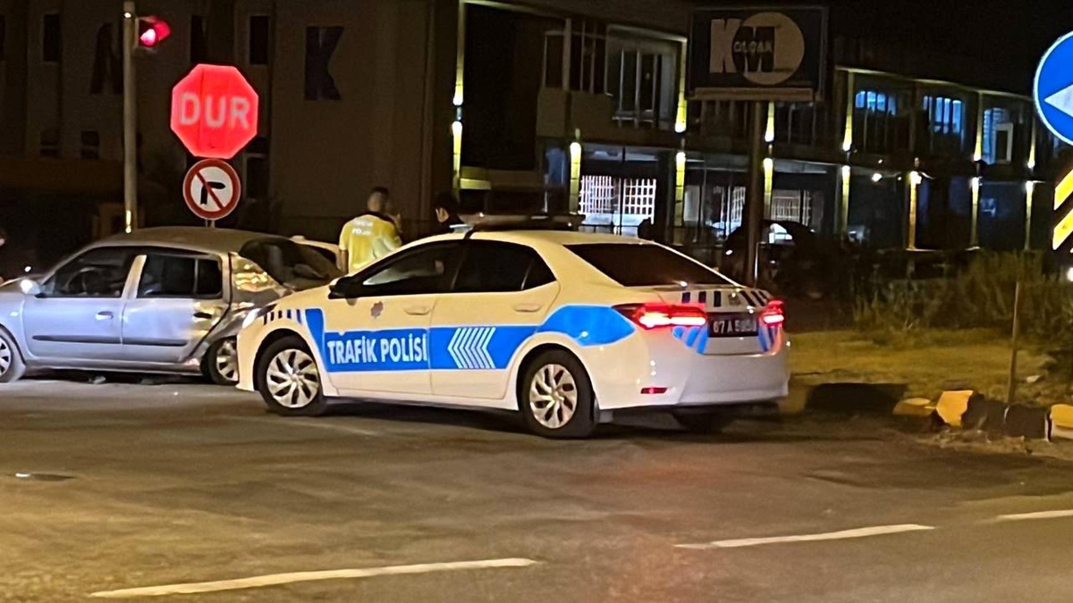 Zonguldak\'ta kavşakta otobüs ile otomobil çarpıştı: 4 yaralı
