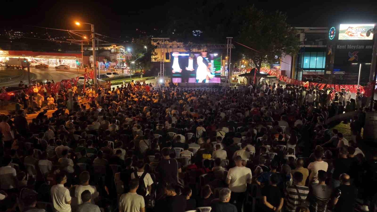 A Milli Futbol Takımı Çekya maçını Bursalılar coşkuyla izledi