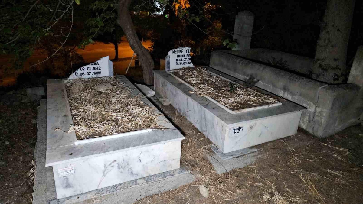 Adana\'da Mezarlıkta Taş Kırma Olayı