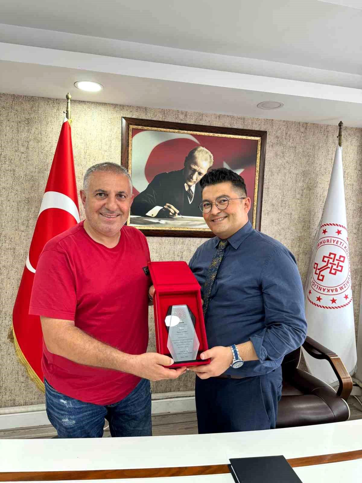 Adanalı kebapçıya plaket verildi
