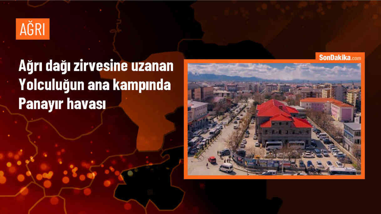 Ağrı Dağı\'ndaki Ana Kamp Panayır Havasında