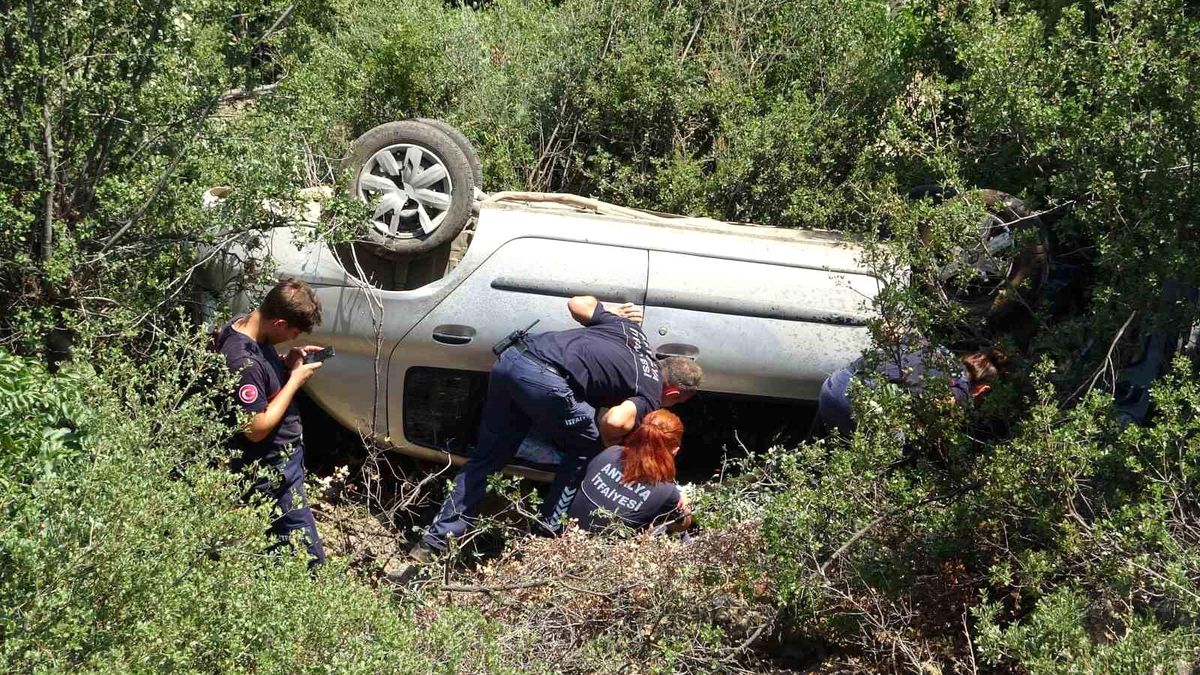 Antalya\'da araç şarampole devrildi, sürücü ve eşi hastaneye kaldırıldı