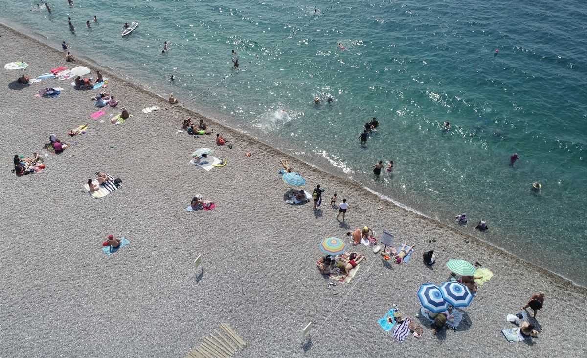 Antalya\'da Sıcak Hava ve Nem Sahilleri Doldurdu