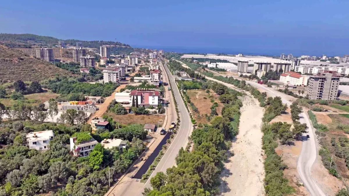 Alanya Belediyesi Fen İşleri Müdürlüğü, Demirtaş Mahallesi\'nde Sıcak Asfalt Çalışmalarına Başladı