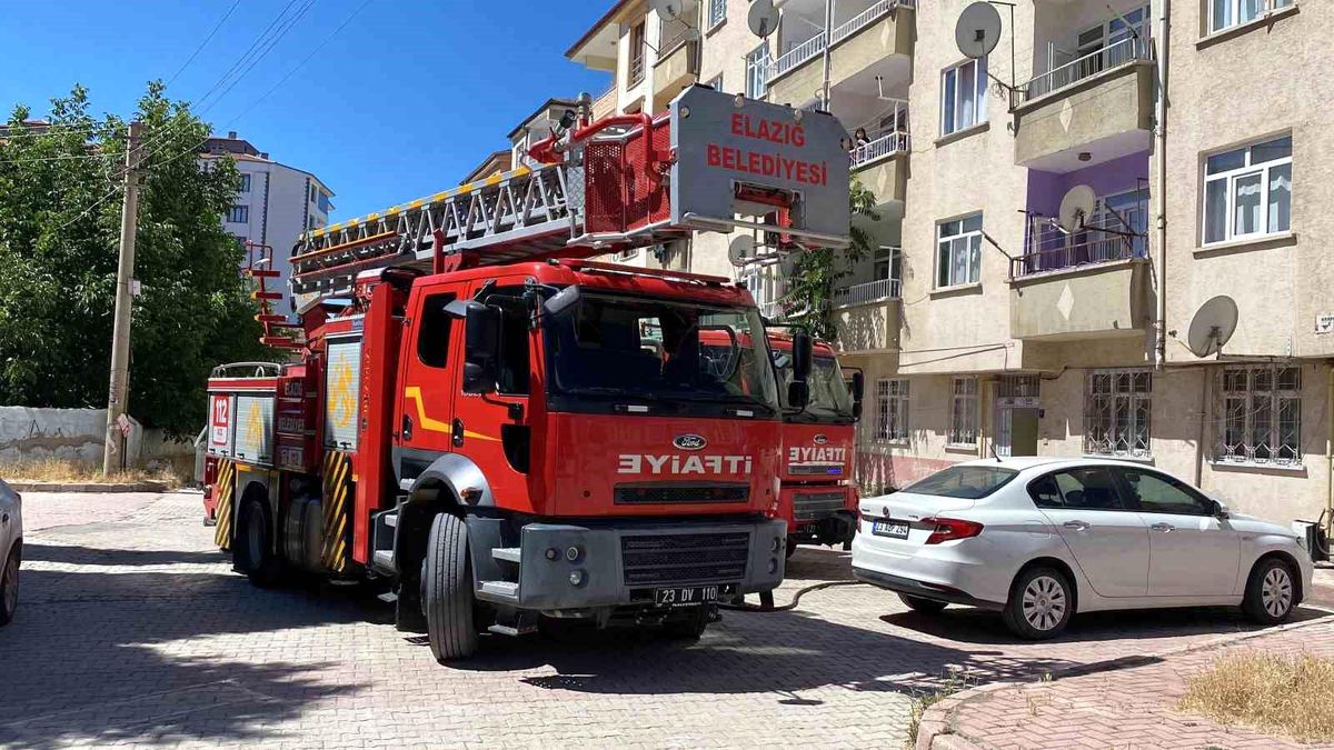 Elazığ\'da bir binanın havalandırma boşluğunda çıkan yangın söndürüldü