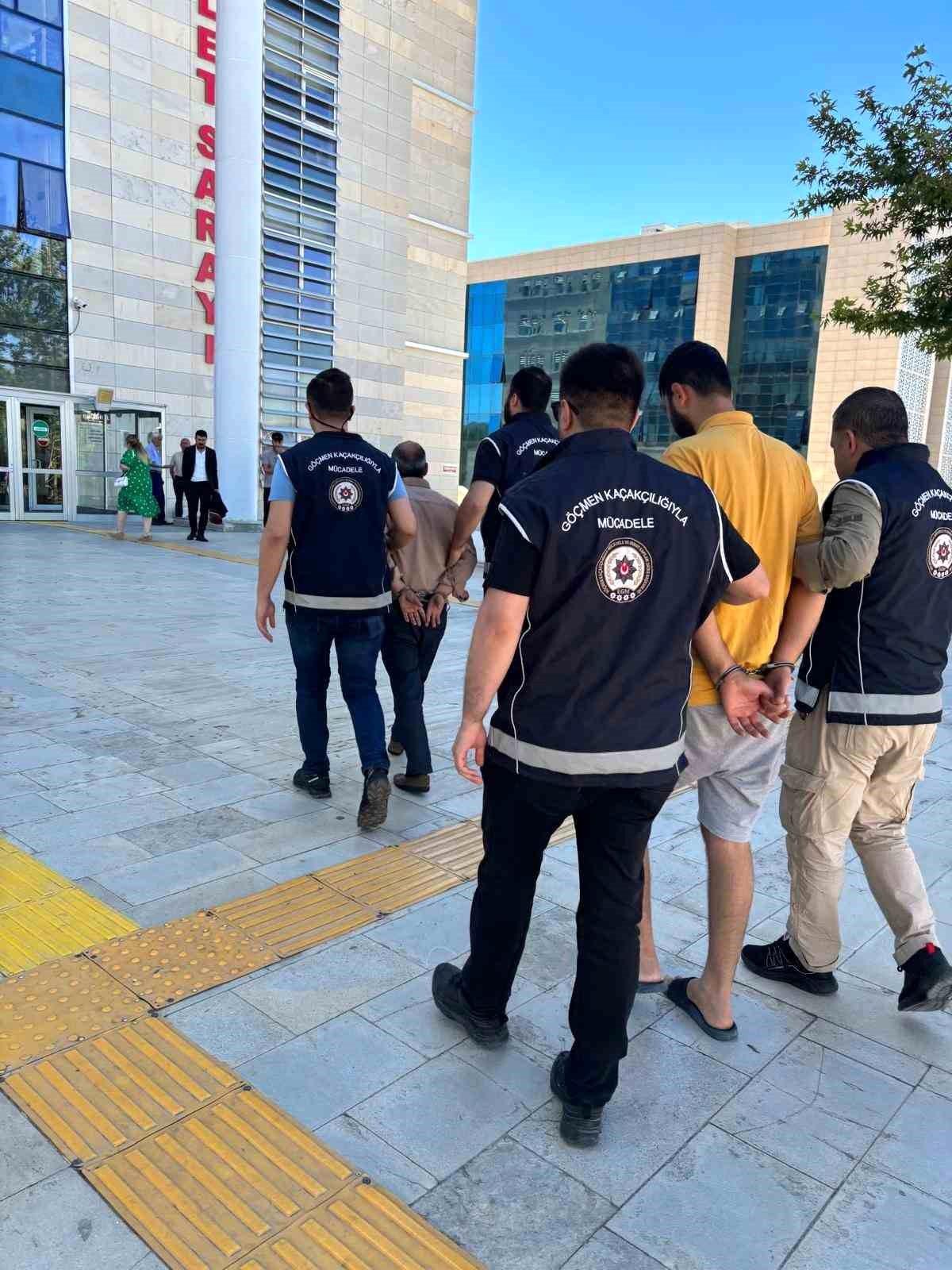 Elazığ\'da Göçmen Kaçakçılığı Operasyonu: 2 Şüpheli Tutuklandı