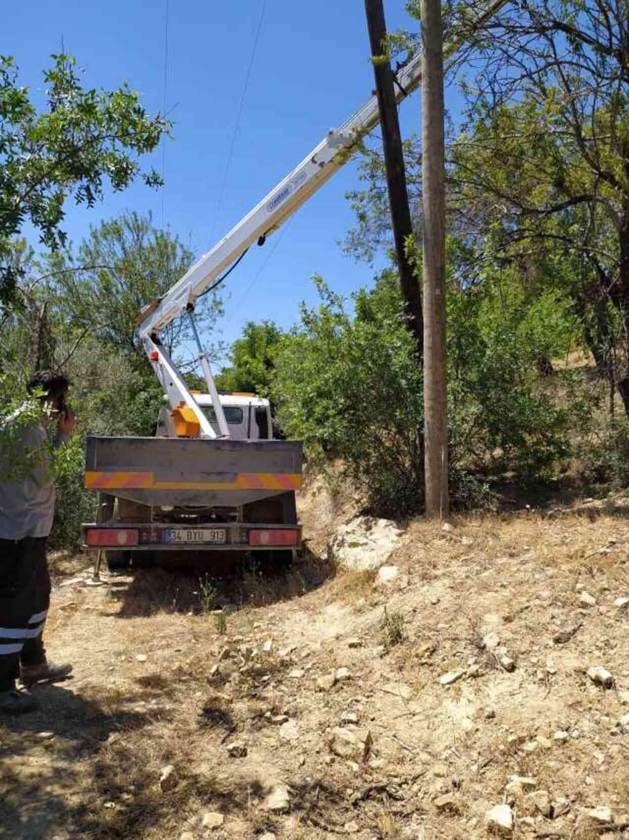 Elektrik şirketi çalışanları trafoyu tamir etmek isterken akıma kapıldı: 3 yaralı