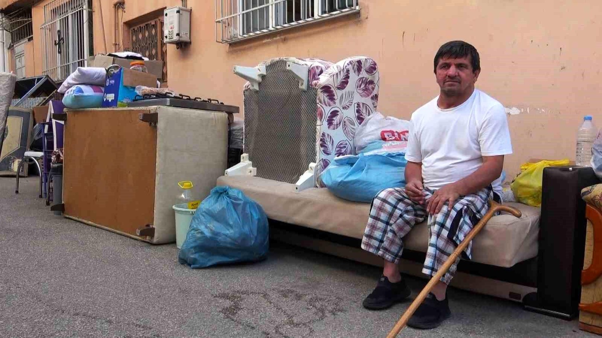 Engelli Aile Kiradan Çıkarıldı, Sokakta Kaldı