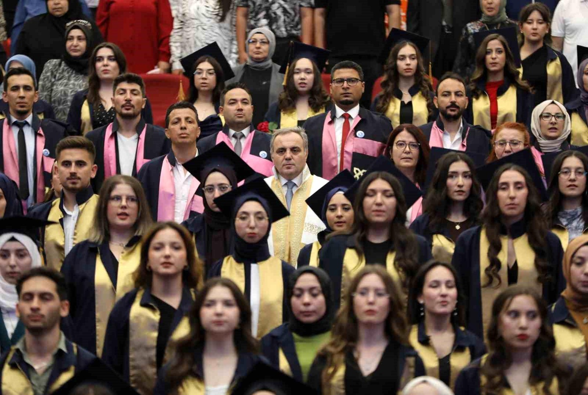 ERÜ Halil Bayraktar Sağlık Hizmetleri Meslek Yüksekokulu\'ndan 432 Öğrenci Mezun Oldu
