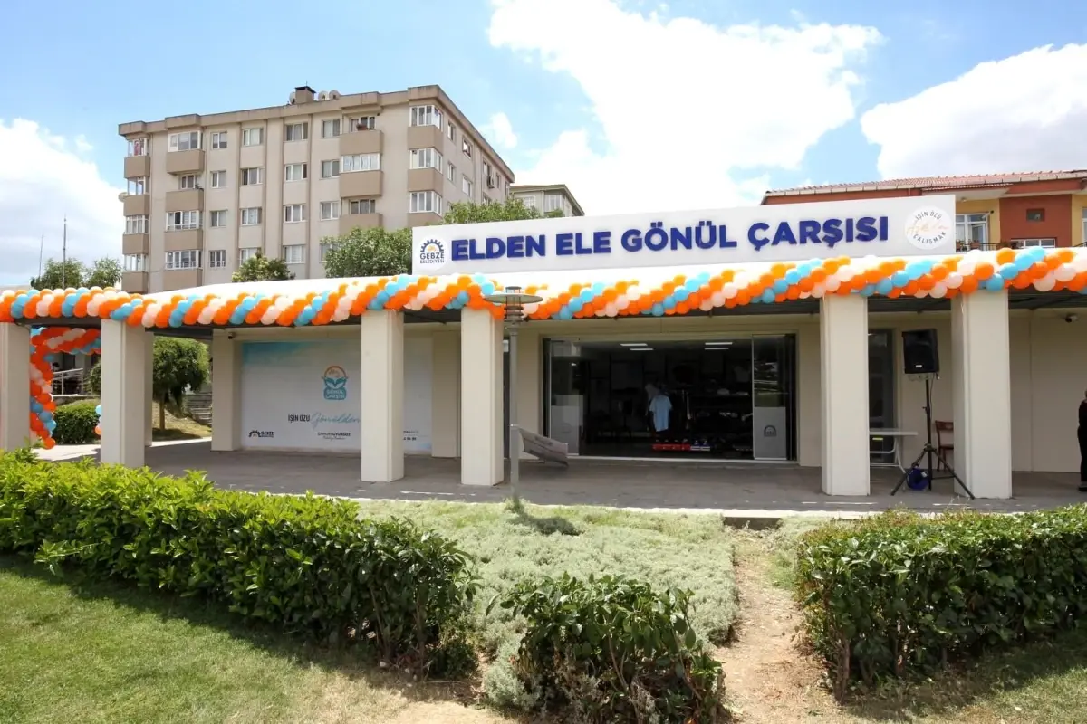 Gebze Belediyesi Elden Ele Gönül Çarşısı ile Kıyafet Yardımı Yaptı