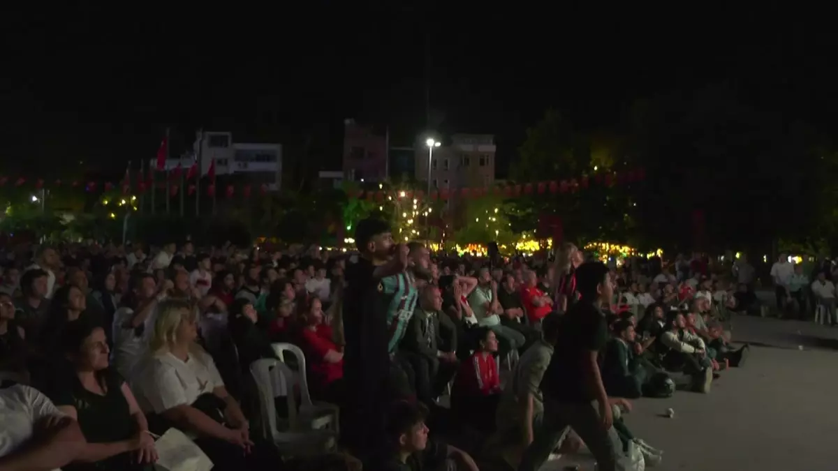 İstanbul\'da yurttaşlar dev ekrandan milli maçı izledi