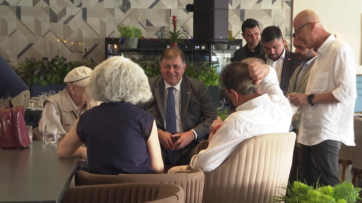 İzmir Büyükşehir Belediye Başkanı Cemil Tugay, CHP İzmir İl Başkanlığı yöneticileriyle bir araya geldi