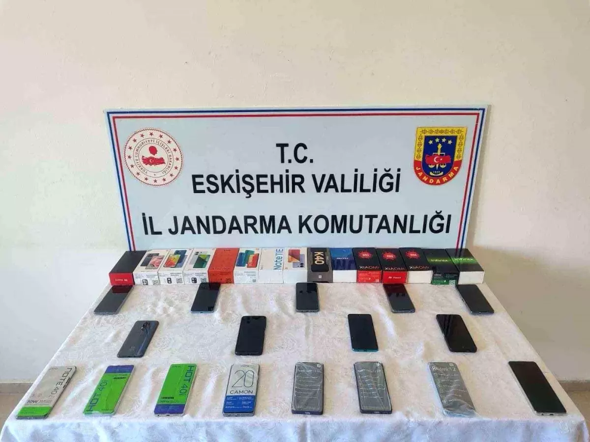 Eskişehir\'de Kaçakçılık Operasyonu: 17 Kaçak Cep Telefonu Ele Geçirildi