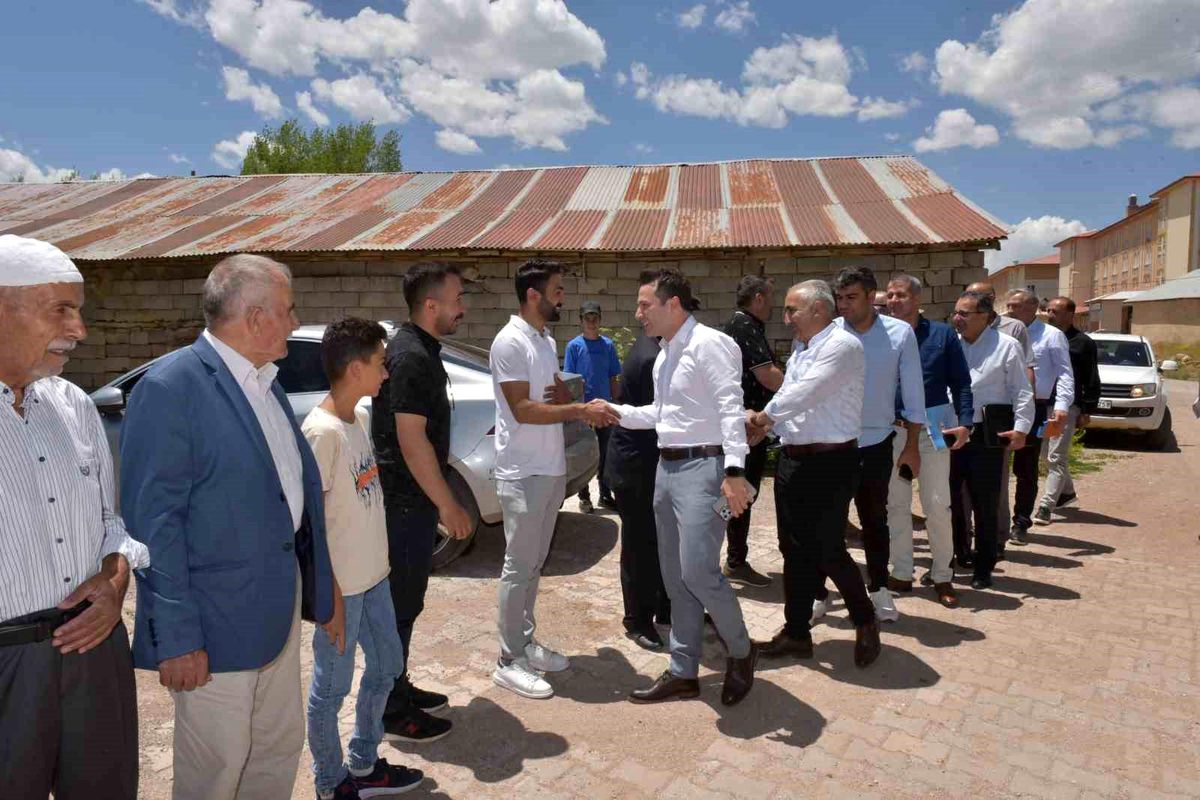 Hakkari Vali Yardımcısı ve İl Özel İdaresi Genel Sekreteri Köyleri Ziyaret Etti