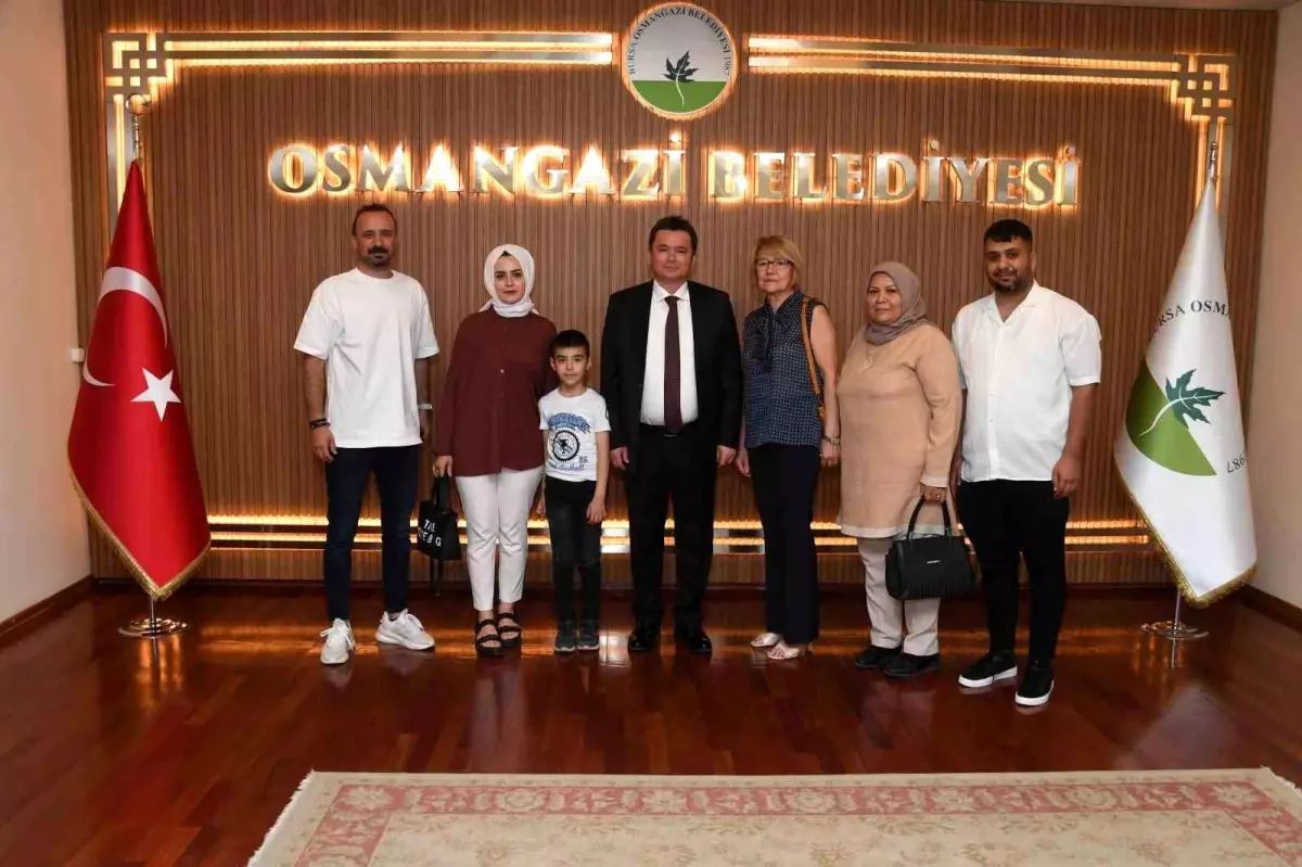 Osmangazi Belediye Başkanı Erkan Aydın, sağlığına kavuşan Muhammet Emin\'i ziyaret etti