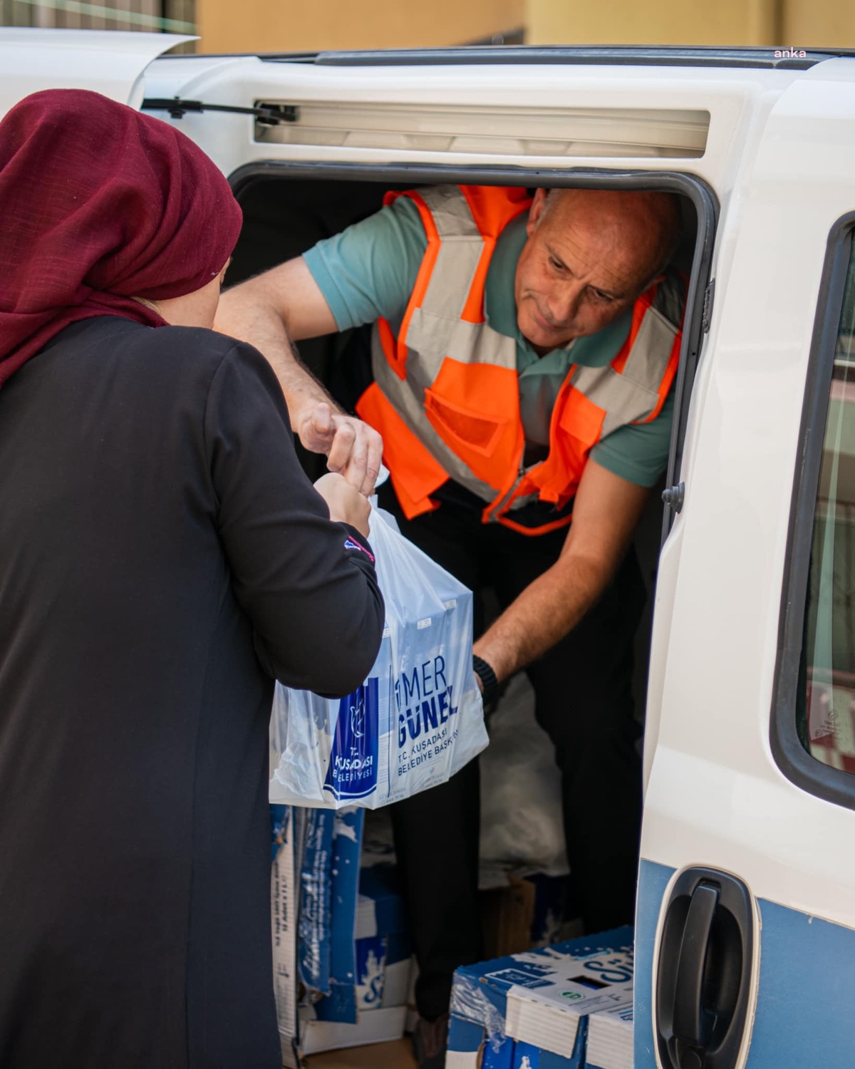 Kuşadası Belediyesi\'nden çocuklara süt desteği