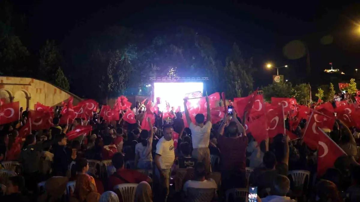 A Milli Futbol Takımı Çekya maçını Nevşehir\'de izleyenler coşkuyla kutladı