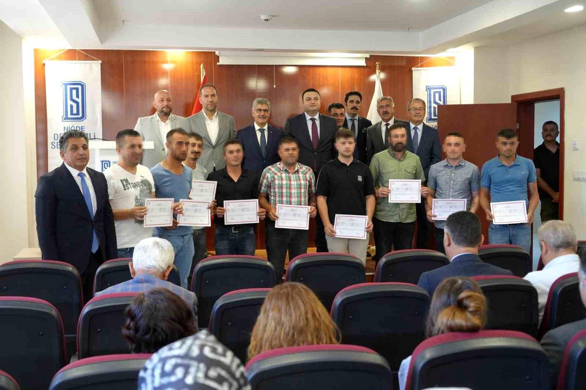 Niğde\'de Hükümlülere Forklift ve Kepçe Operatörlüğü Sertifikaları Verildi