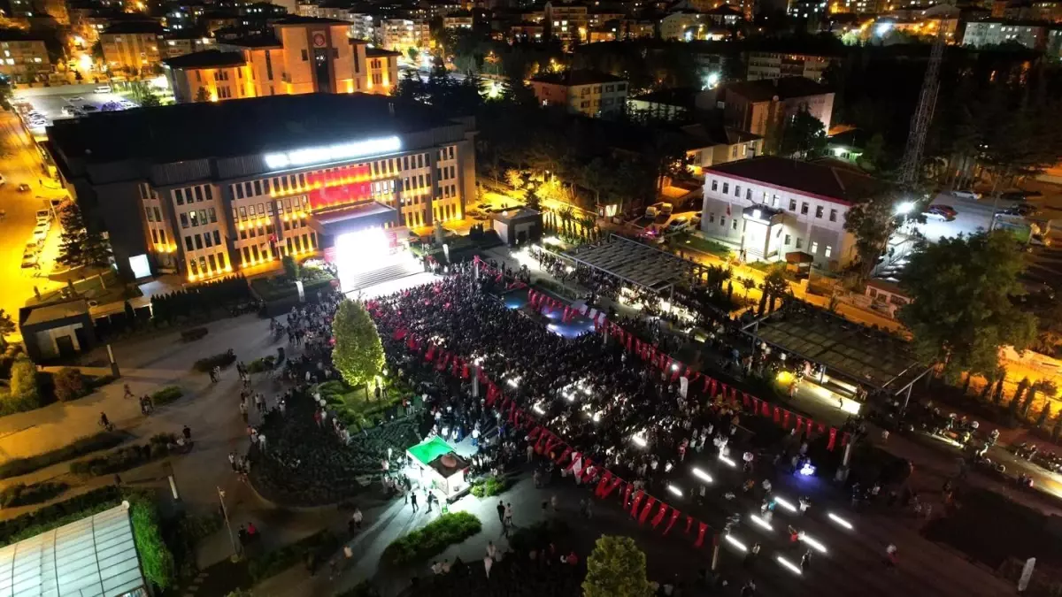 Niğde\'de Vatandaşlar Türkiye-Çekya Maçını Dev Ekrandan İzledi