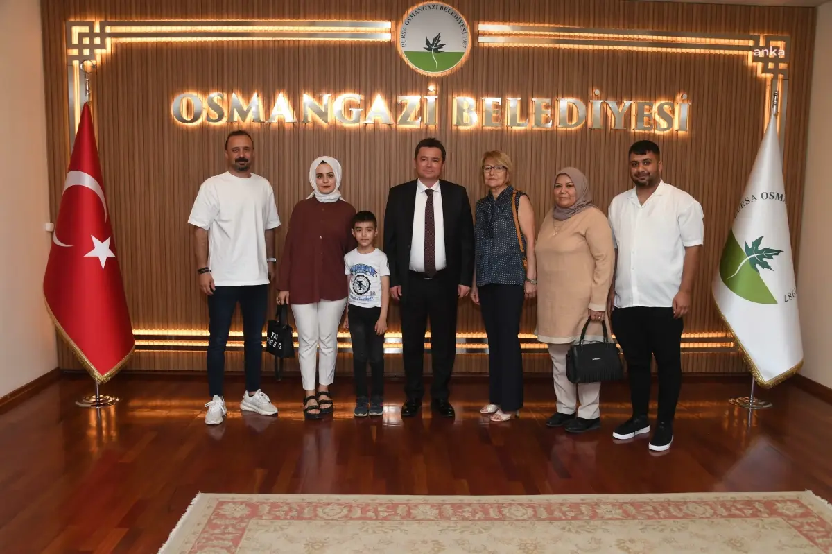 Osmangazi Belediye Başkanı Erkan Aydın, hastane randevusu alınan çocuğu ziyaret etti