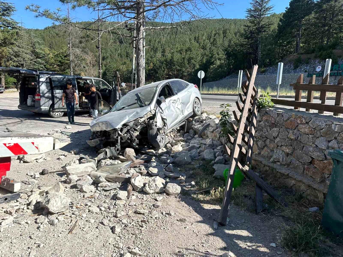 Afyonkarahisar\'da Otomobilin Çarptığı Duvar Yıkıldı, 2 Kişi Yaralandı
