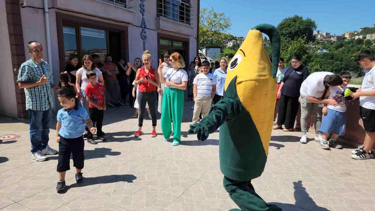 Özel Eğitim Öğrencilerine Mısır İkram Eden Genç