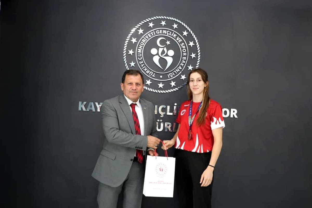 Muaythai Sporcuları Kayseri Gençlik ve Spor İl Müdürü\'nü Ziyaret Etti