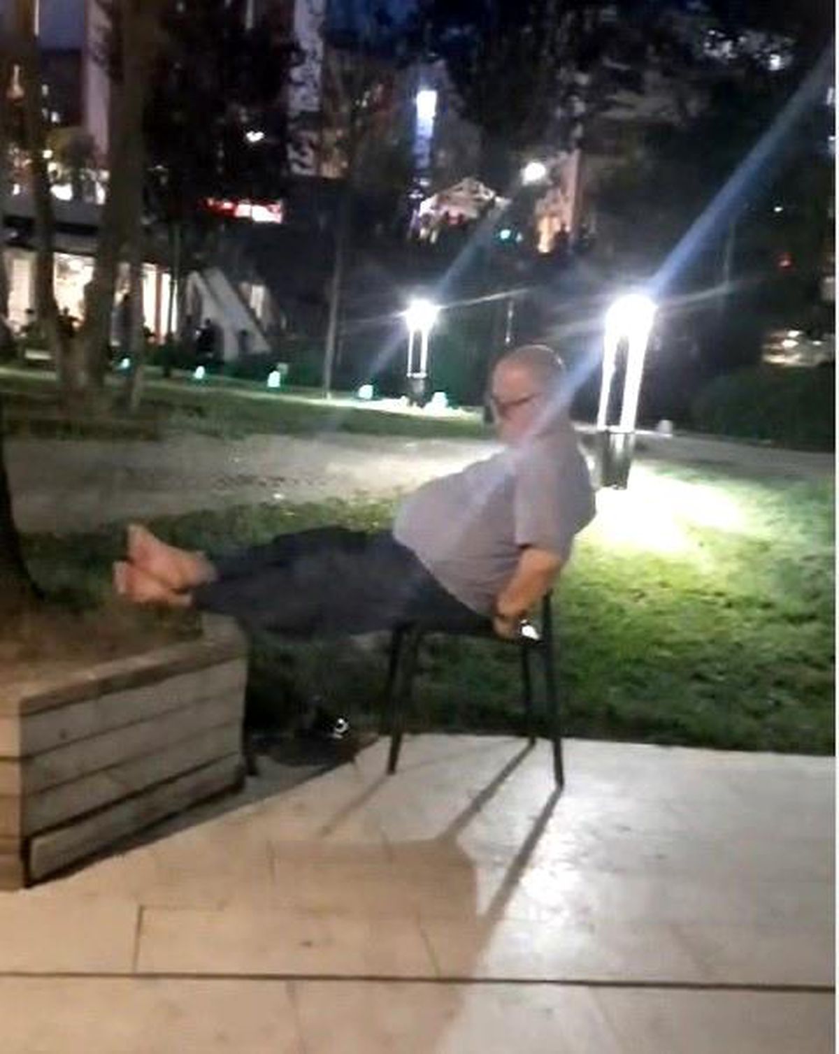 Bilecik\'te Sıcaktan Bunalan Vatandaş Parkta Uyudu