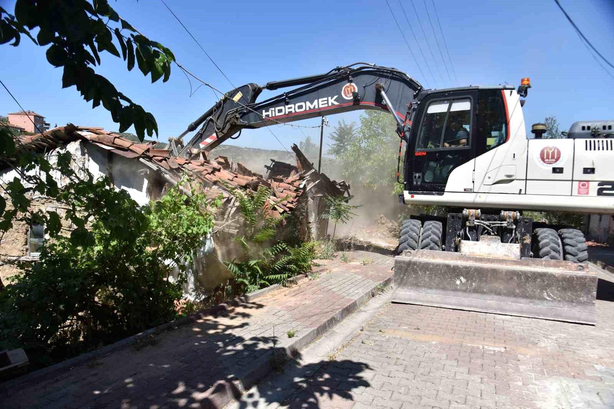 Bilecik\'te Tehlike Oluşturan Metruk Binalar Yıkıldı