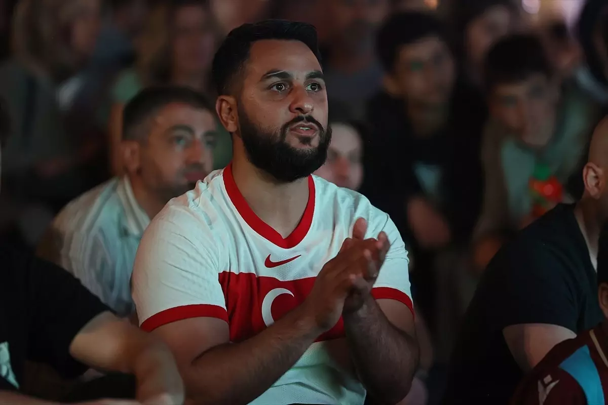 Trabzon\'da Vatandaşlar, Milli Takımın Zaferini Coşkuyla Kutladı