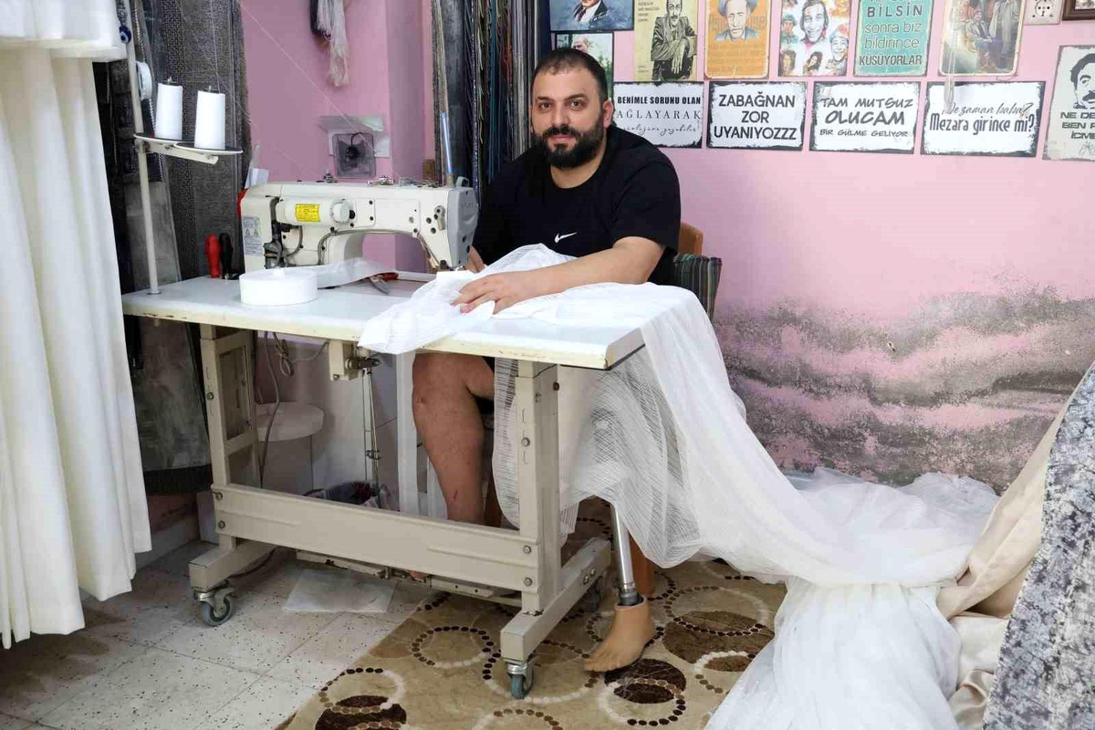 Hatay\'da enkaz altından kurtulan depremzede protez bacağıyla hayata tutundu