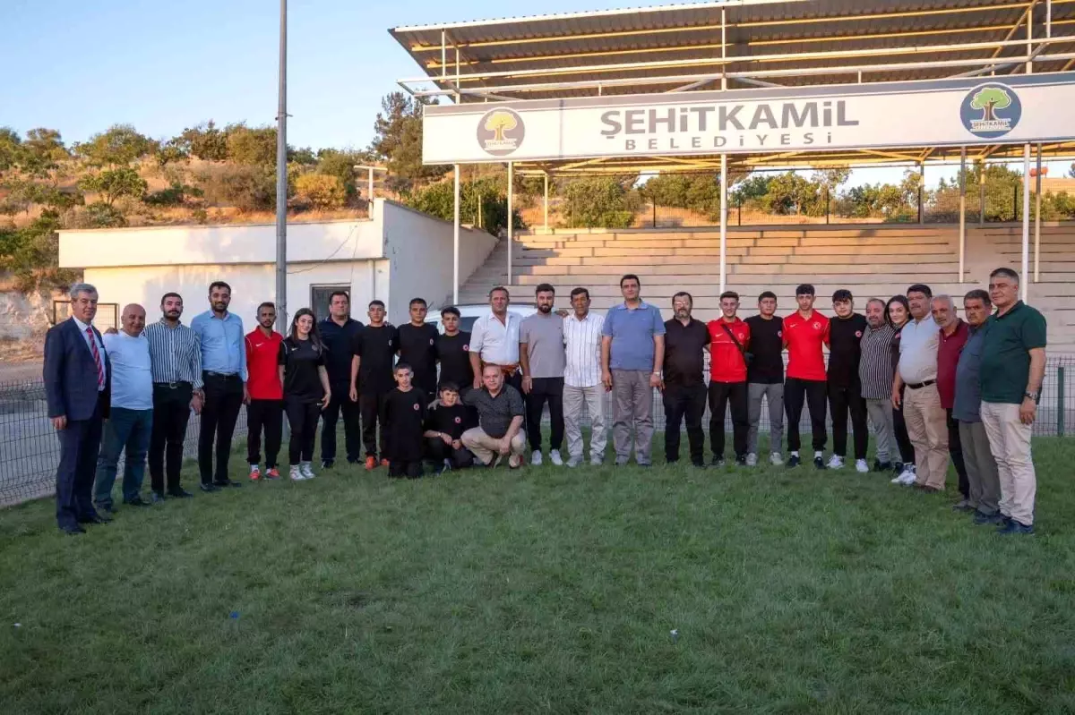 Başkan Umut Yılmaz, İbrahimşehir Mahallesi\'nde sakinlerle buluştu ve güreşçilere ödüllerini takdim etti