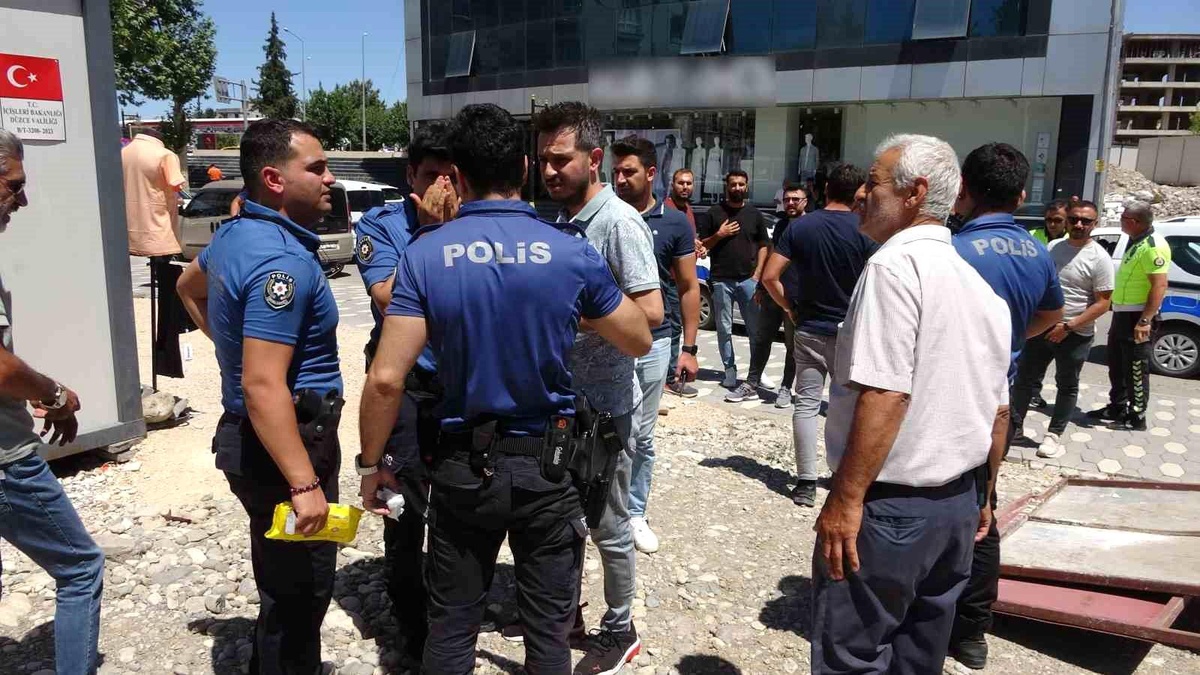 Adıyaman\'da Yol Vermeme Kavgası: Polis Memuru Yaralandı